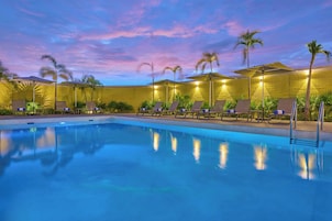 Una piscina al aire libre, camas de piscina gratis, sombrillas