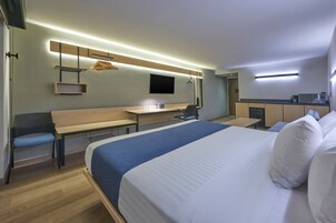 Escritorio, cortinas blackout y sistema de insonorización