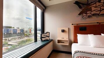 Room, 1 King Bed, Non Smoking, City View | In-room safe, individually decorated, individually furnished, desk