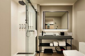 Shower, rainfall showerhead, free toiletries, hair dryer