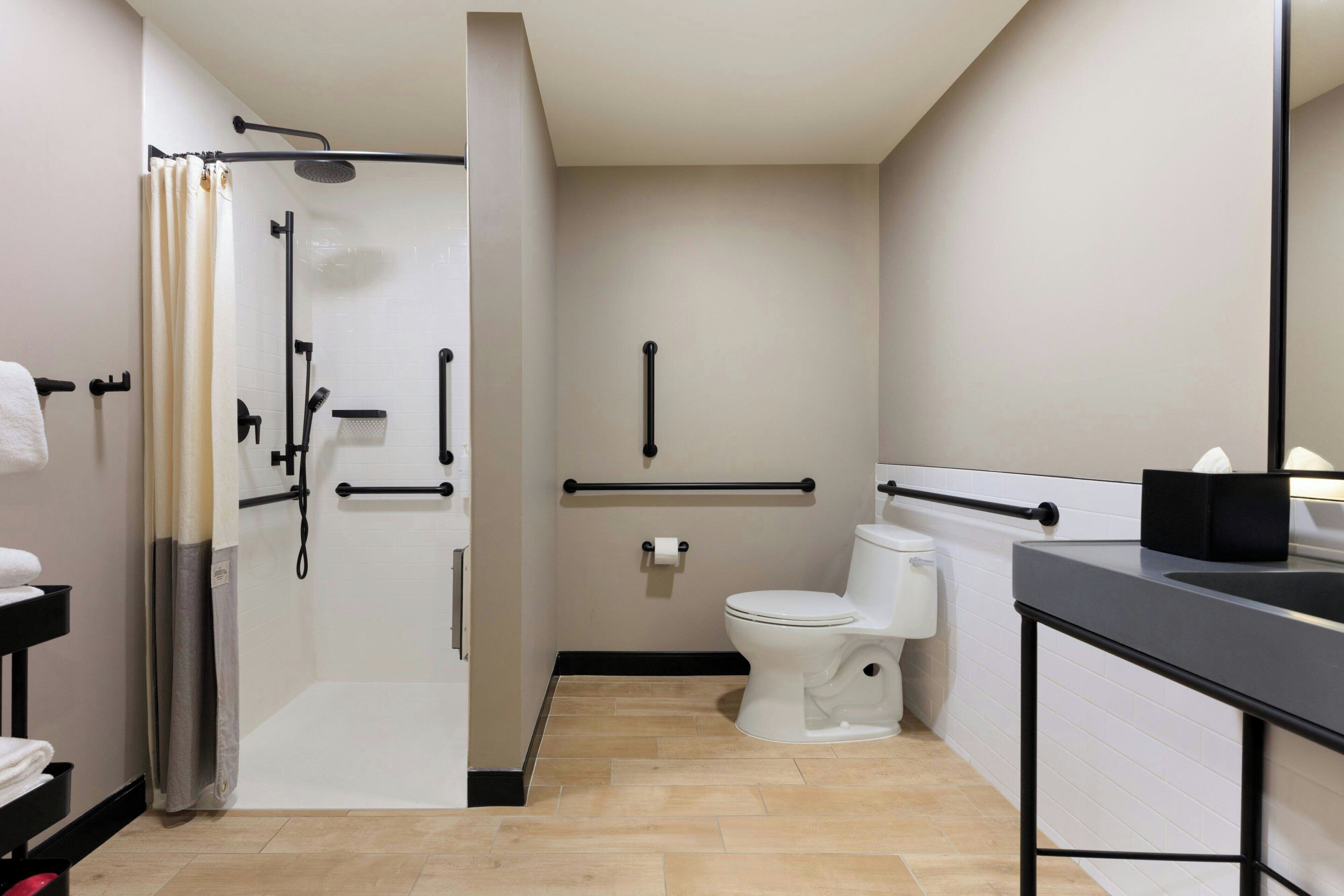Une salle de bain moderne équipée d’une douche, de toilettes et d’un lavabo.