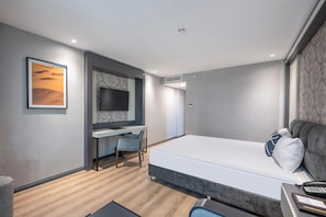 Premium bedding, in-room safe, iron/ironing board, free WiFi