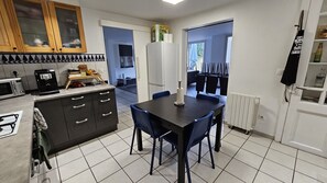 Mikrobølgeovn, ovn, kokeplater og oppvaskmaskin