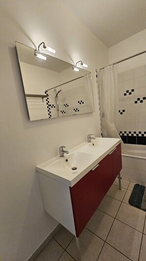 Dusche, Haartrockner, Handtücher, Seife