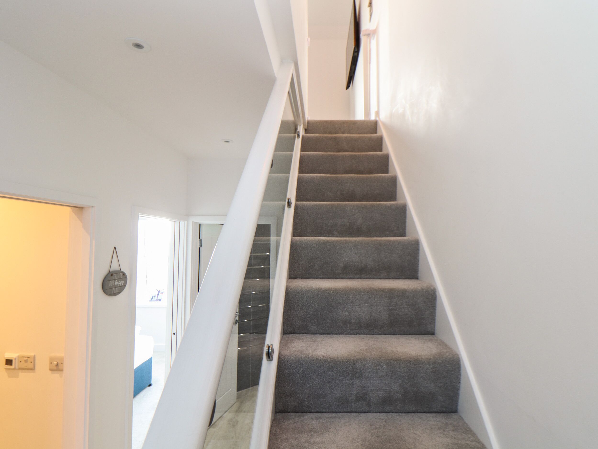 Eine Treppe mit Teppichstufen, die zu einer Zwischenebene führen.