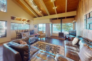 Casa geminada, 5 quartos (Lakeside) | Área de estar | TV