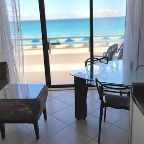 Dining - Beautiful ocean view front villa balconny turquoise sea swim (Cancún)