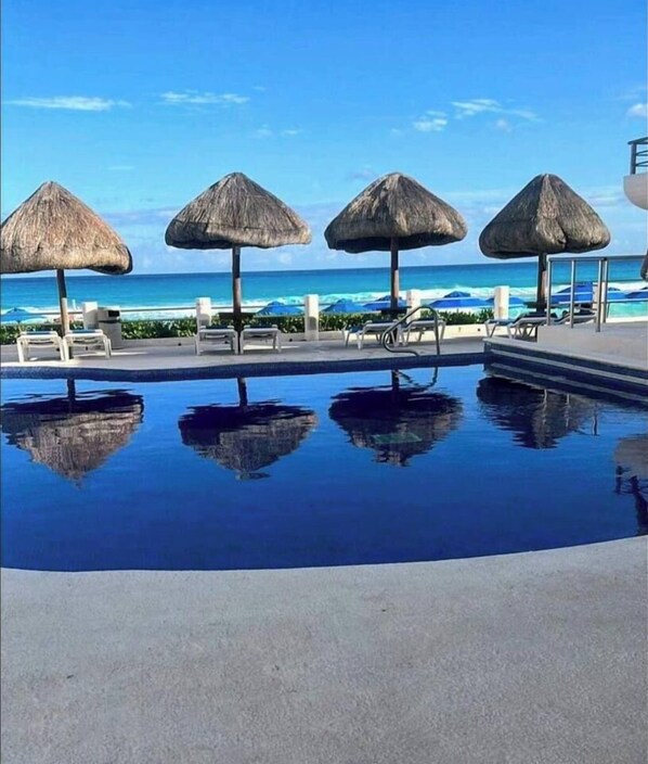 Pool - Beautiful ocean view front villa balconny turquoise sea swim (Cancún)