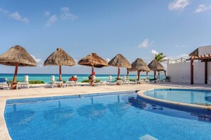 Pool - Amazing Front beach villa turquoise sea 1 BR 2 queen 1wc (Cancún)