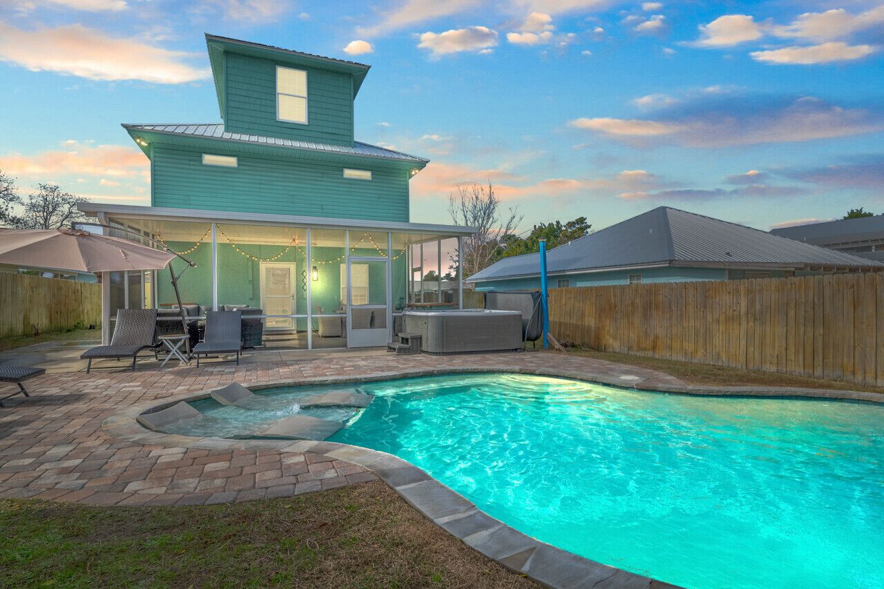 Easy Breezy: Prvt Pool, Hot Tub, Screened Porch, 6 MinWlk2Bch, FREE Activities!