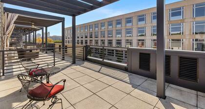 Downtown Skyline Views in Modern Townhome with Rooftop Patios
