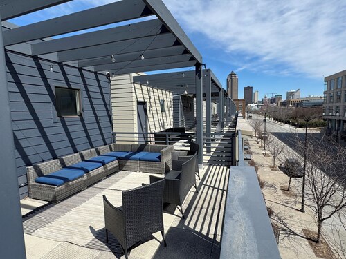 Downtown Skyline Views in Modern Townhome with Rooftop Patios