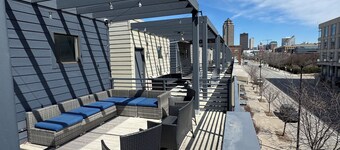 Downtown Skyline Views in Modern Townhome with Rooftop Patios