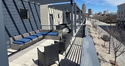 Downtown Skyline Views in Modern Townhome with Rooftop Patios