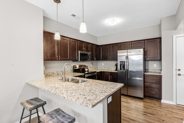 Kjøleskap, mikrobølgeovn, ovn og kokeplater