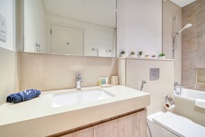 Sèche-cheveux, serviettes fournies, savon, shampoing