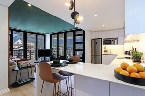 ثلاجة، ميكروويف، فرن، موقد طهي مسطح