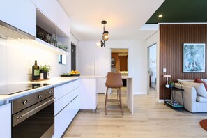 ثلاجة، ميكروويف، فرن، موقد طهي مسطح