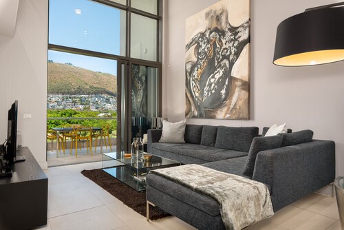 Lux Elegance in Heart of Mouille Point