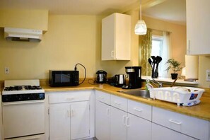 Fridge, microwave, oven, stovetop - Royal Garden Cabin 4 (Middletown)