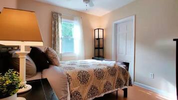 2 bedrooms, in-room safe, iron/ironing board, free WiFi