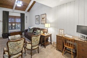 TV, fireplace, video games - Sunshine Village 126: Pet friendly, Close to Green (Mammoth Lakes)