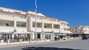 Ein mehrstöckiges Hotel mit Außenbereich und blauem Himmel.