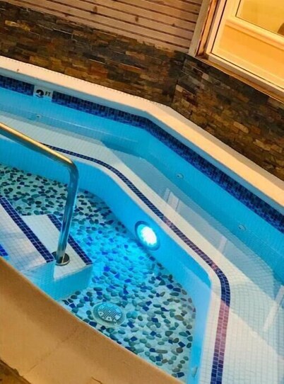 Cozy Villa Spa Retreat - Near Mohegan, Hot Tub, Pools, Sauna, Spa on Premises