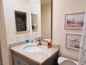Shower, hair dryer, towels, soap - Hidden Gem Home @Oceanside Ave (Sebring)