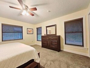 3 bedrooms, iron/ironing board, free WiFi, bed sheets - Hidden Gem Home @Oceanside Ave (Sebring)
