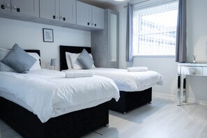 2 slaapkamers, een strijkplank/strijkijzer, gratis wifi, beddengoed