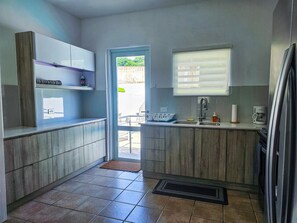 Micro-ondes, four, plaque de cuisson, lave-vaisselle