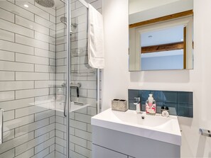 Douche, sèche-cheveux, serviettes fournies