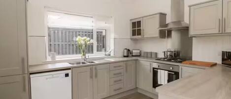 Réfrigérateur, micro-ondes, four, lave-vaisselle