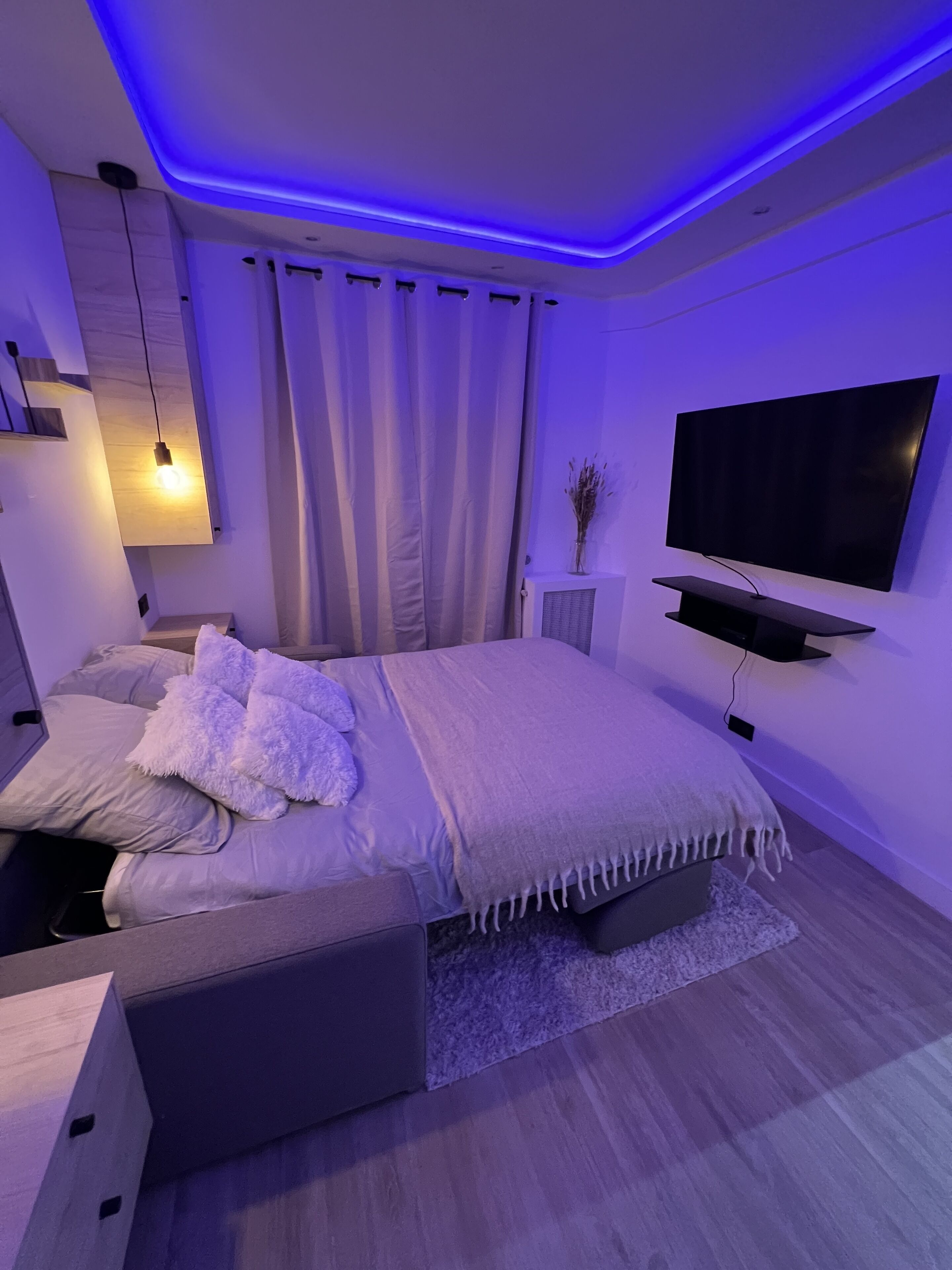 1 habitación, tabla de planchar con plancha y cuna de viaje 