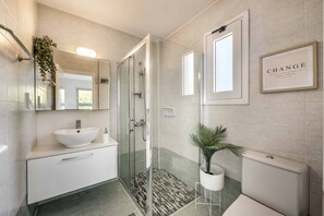 Een douche, handdoeken