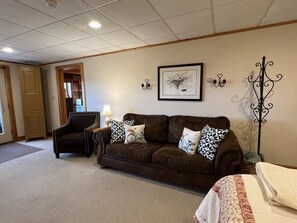 Smart TV, DVD player, video library - Breezy Hills Apt - Studio apt in a secluded spot, minutes from Cooperstown (Cooperstown)