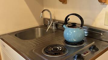 Réfrigérateur, micro-ondes, plaque de cuisson, cafetiÚre/bouilloire