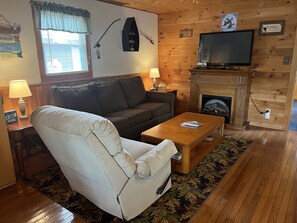 Smart TV - Carr's Cottage - Cozy Cottage w/ King bed on Goodyear Lake (Oneonta)