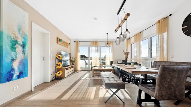 Una cocina moderna con comedor, ventanas amplias y vista a la ciudad.
