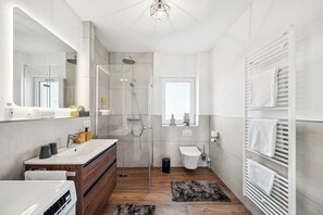 Douche, sèche-cheveux, serviettes fournies
