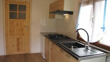 Kylskåp, spishäll, kaffe- och tebryggare och matbord