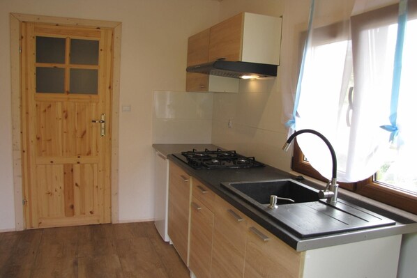 Kylskåp, spishäll, kaffe- och tebryggare och matbord