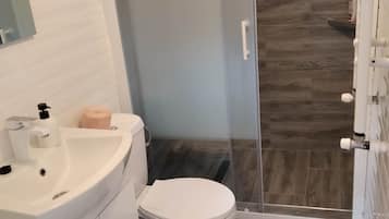 Serviettes fournies, papier toilette