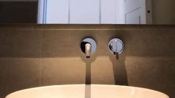 Apartment | Bathroom | Shower, rainfall showerhead, hair dryer, bidet