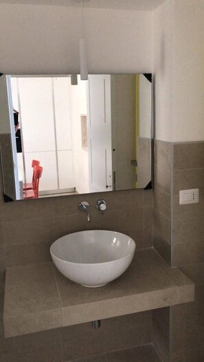 Apartment | Bathroom | Shower, rainfall showerhead, hair dryer, bidet - Dimora San Felice - Il Fico (Gallipoli)