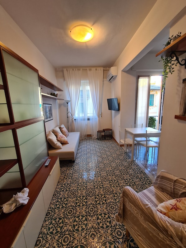 Perushuoneisto | Oleskelualue | 19–tuumainen taulutelevisio, jossa digitaalikanavat