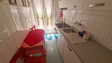 Klassiek appartement | Privékeuken | Een koelkast met diepvriezer, een microgolfoven, een oven