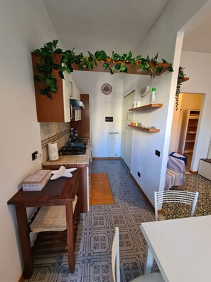 Apartamento básico | Cozinha privada | Geladeira grande, micro-ondas, fogão, máquina de café expresso