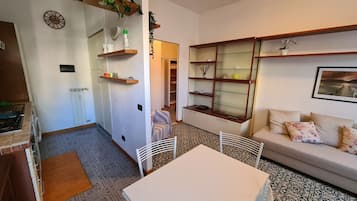 Apartamento básico | Zona de estar | Televisión de pantalla plana de 19 pulgadas con canales digitales